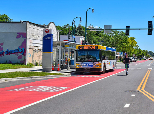 21 Bus on Lake Street
